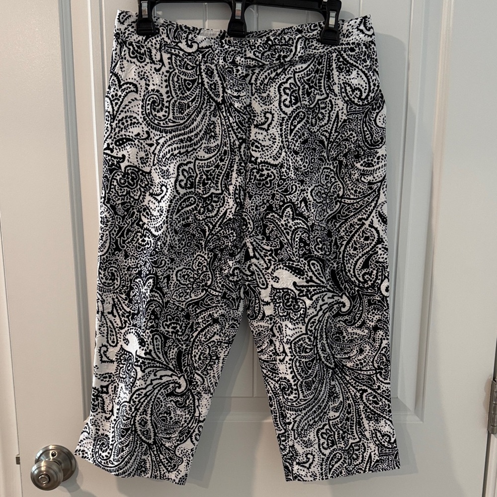 Black and White Paisley Capris Petite
